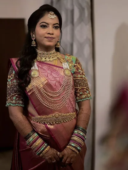A beautiful bride in a layered guttapusalu style haram and choker. This look is a wonderful blend of traditional design with a touch of modern elegance.