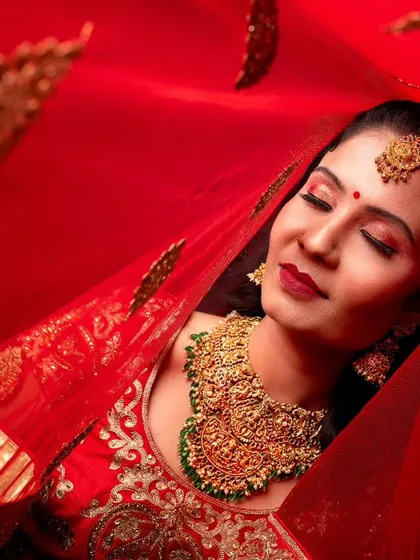 A serene bridal moment highlighting the beauty of our antique-finish temple jewellery set. The rental set provides a complete and authentic look.