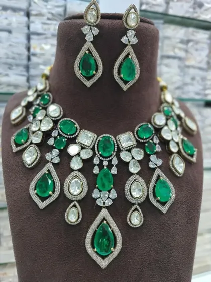 An emerald green version of the statement necklace. This classic color is a versatile rental option for many different occasions.