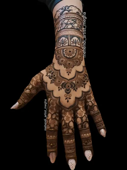 This design for the back of the hand is all about elegance. A beautiful scalloped edge flows down from the wristband, with delicate floral patterns covering the hand and fingers.