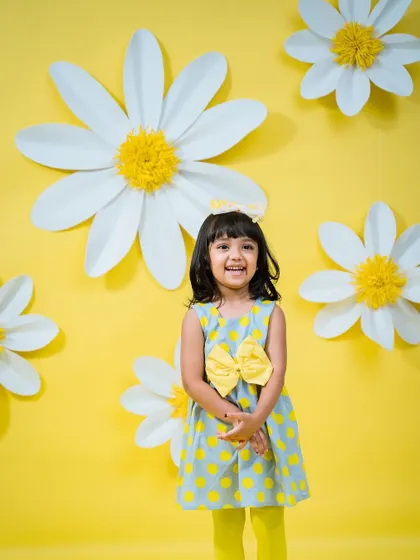 Sunshine and daisies. This bright and cheerful yellow setup with giant paper daisies is perfect for a happy, sunny personality.