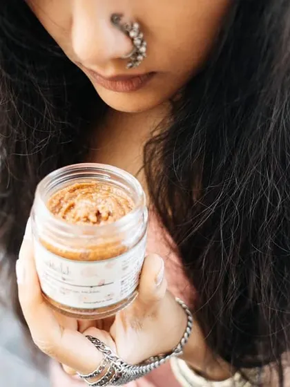 A moment of reflection with my sugar and oats body polisher. I love that this product is not only good for your skin but also for the planet, as the sugar dissolves without harming aquatic life.