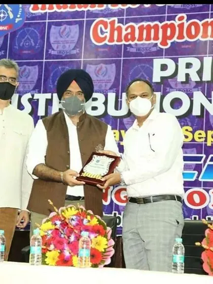 Presenting a token of appreciation to the chief guest, whose presence added great prestige to the championship's closing ceremony.