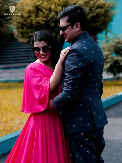 A bright and cheerful portrait in a city park. The vibrant colors and their happy interaction make this a perfect example of a casual and fun pre-wedding shoot that captures a couple's sunny disposition.