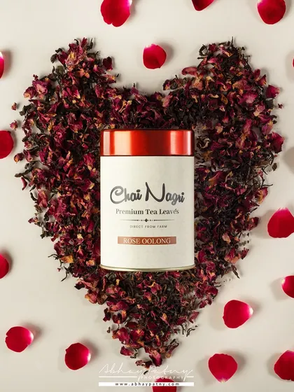 A conceptual shot for a rose-flavored tea. I used dried rose petals to form a heart shape around the product, creating a romantic and visually poetic image that tells a story about the main ingredient.