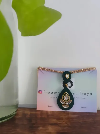 This dark green teardrop pendant necklace is a versatile piece for any occasion. It features delicate Kundan work and can be styled with both casual and formal wear.