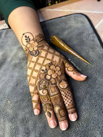 A beautiful floral design with a net pattern on the palm. This is a classic choice that is perfect for any festive occasion.