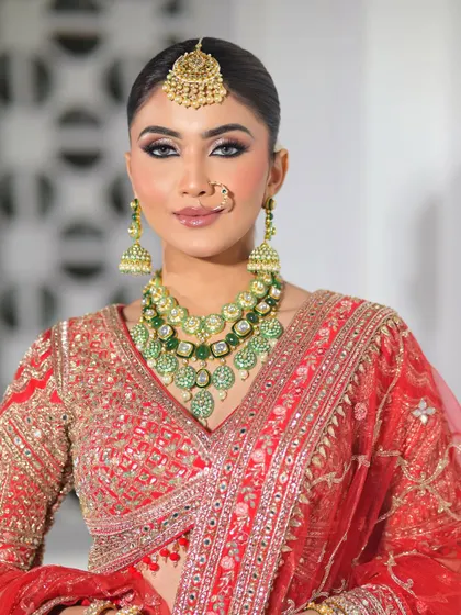 A direct, confident gaze from the bride. This close-up shows the precision of the winged eyeliner and the beautiful blend of eyeshadows, creating a powerful and elegant look.