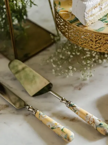 Add a sparkle to the dessert course with our classic cake server and knife duo from the Lisbon Lemon collection. The printed handles make this an elegant choice for serving everything from cakes to mithai.