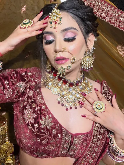 A stunning close-up of the bride's makeup. The winged eyeliner and shimmering pink shadow make her eyes pop, while the skin remains radiant and fresh.