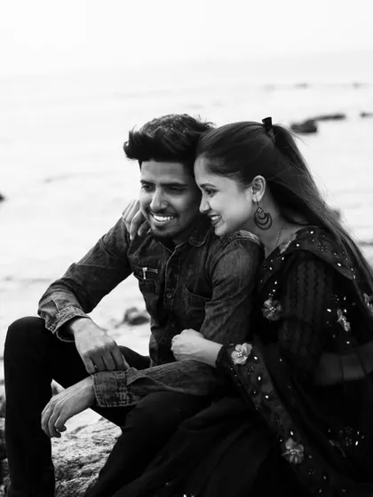 A candid, happy moment between a couple on the beach. I focus on capturing genuine smiles and interactions, making the photos feel natural and full of life.