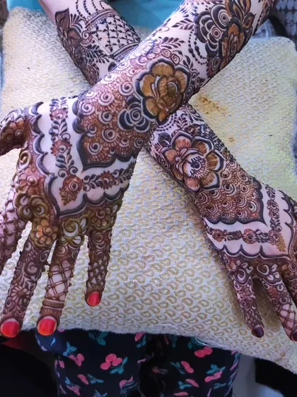 Another angle of this lovely back-of-hand design, showing the detail and beautiful color.