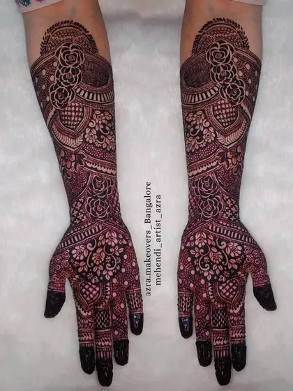 The beautiful dark stain of the reverse-fill bridal design, showing how the patterns pop against the skin.