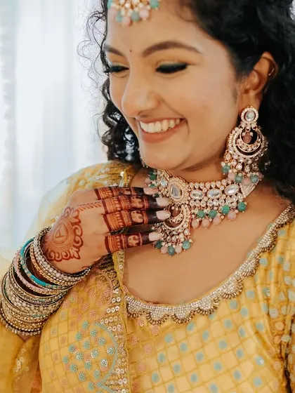 It brings me so much joy to see my clients shine. Here is a happy client showing off her engagement mehendi, a beautiful reminder that henna is a part of the happiest moments and celebrations.