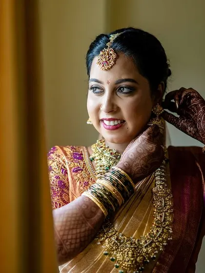 A classic getting-ready shot. The makeup is designed to look perfect from the very first click of the camera to the end of the long day.