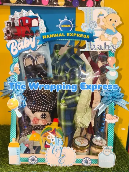 A full view of the single tray 'Nanihal Express' hamper, decorated with 'It's a Boy' signs.