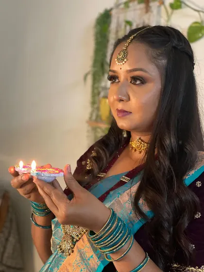 Holding the light of the festival. This is a complete festive look, perfect for celebrating with family and friends.