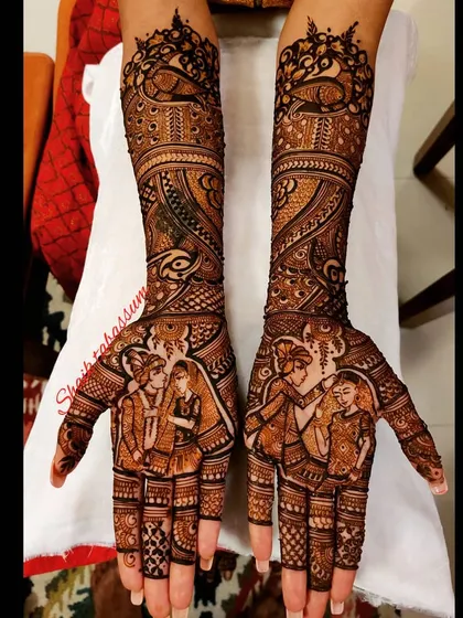 This design focuses on the family, with portraits of the couple and their parents. It's a beautiful way to symbolize the joining of two families through the art of mehendi.