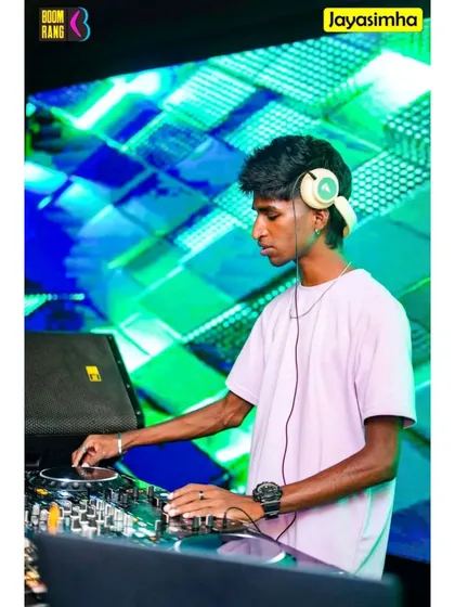 The same moment, capturing the intense vibe created by the combination of music and visuals.