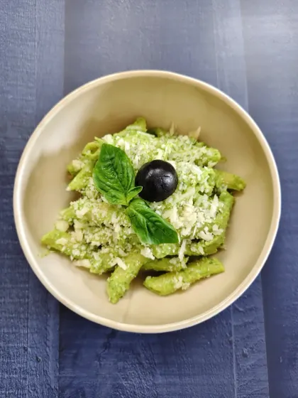 Who knew pasta could wear green so well? Creamy avocado hugs every penne, turning a simple dish into a silky, fresh, and oh-so-satisfying bite.
