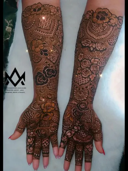 A beautiful fusion of floral and geometric patterns in this full bridal mehendi, creating a balanced and intricate look.