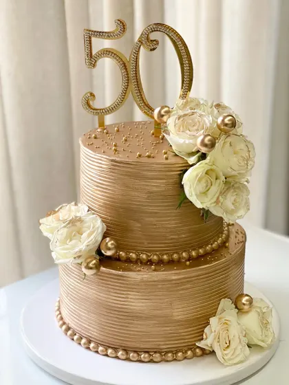 The same popular golden design, this time celebrating a fabulous 50th birthday. The sparkling number topper and fresh flowers add a touch of personalized elegance.