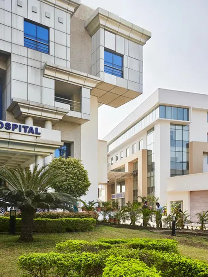 The Ramakrishna Care Hospital campus expansion in Raipur involved integrating new functions within a tight site. The new wing is connected through bridges and tunnels, ensuring continuity with the existing blocks.