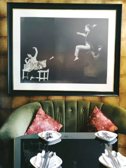 A quiet corner with a comfortable green velvet sofa, perfect for an intimate dinner or a round of cocktails.