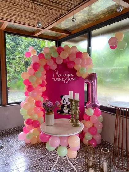 This shot includes the large number '1' foil balloon, a must-have for any first birthday party.