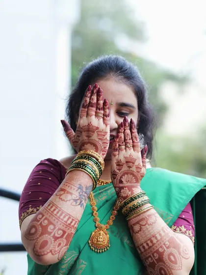 A playful "peek-a-boo" shot with the freshly stained hands. The orange color is vibrant and promises a beautiful final result.