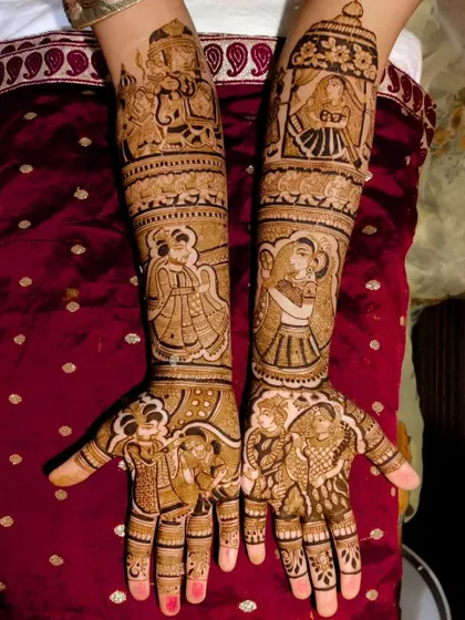 A classic bridal design with a doli scene, couple portraits, and traditional motifs, perfect for a timeless wedding look.