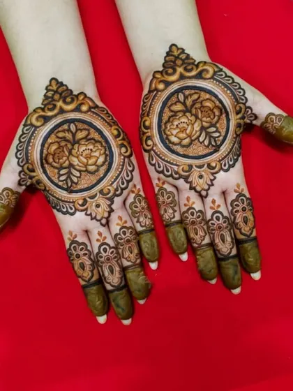 A classic mandala design, with perfectly symmetrical floral circles on the palms, a timeless and elegant choice.