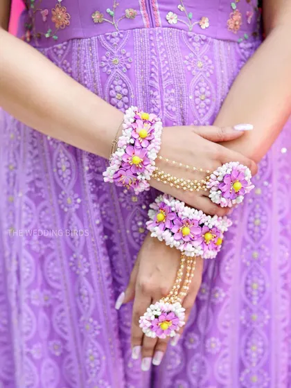 A close-up on the intricate floral jewelry worn by the bride for her mehendi. We pay attention to these beautiful details that complete the bridal look.