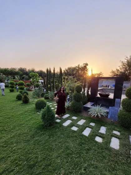 For this one acre farmhouse project, I created a Californian style garden. The landscape, with its mix of topiaries, agaves, and a modern water feature, looks especially colorful during the golden hours of sunset.