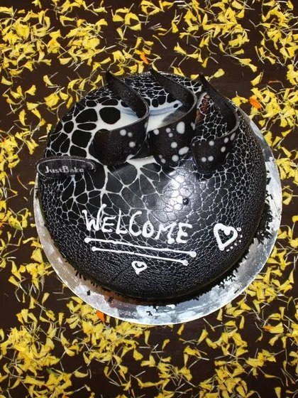 This is the same welcome cake on a bed of petals, showing how I can coordinate even the smallest details to match your event's theme.