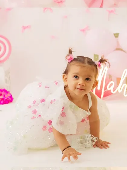A crawling shot of the birthday girl, Mahhira. Even on the move, we capture those adorable smiles and sparkling eyes.