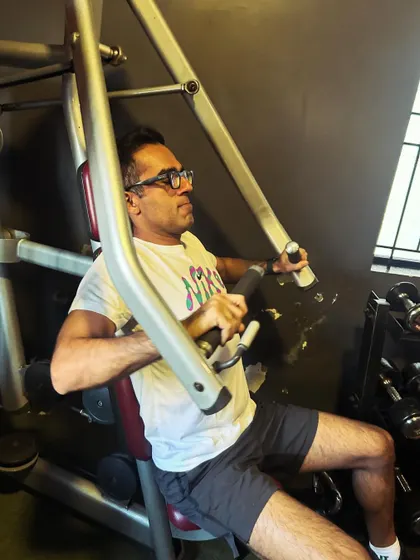 A client uses a chest press machine, a great way to isolate the pectoral muscles safely.