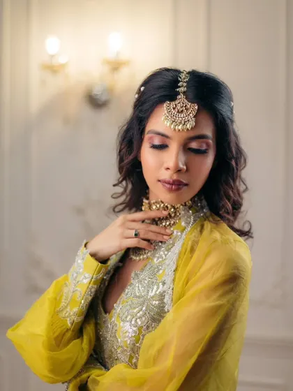 A dreamy portrait of the soft pink mehendi look. The makeup is ethereal and light, allowing the bride's natural beauty and the stunning jewellery to shine.