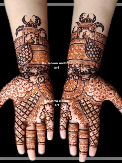 A striking design with peacocks and palace jharokhas on the forearms. The palms feature a mix of floral and geometric patterns, creating a rich and varied texture.