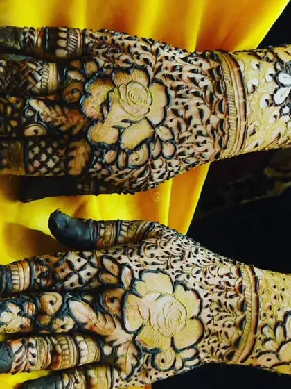 A simple yet beautiful floral band design on the back of the hands, perfect for guests or festive occasions.
