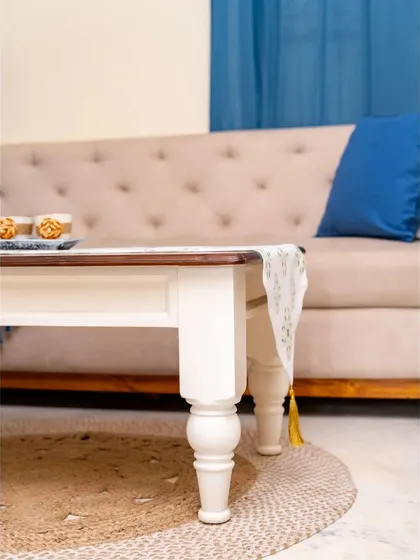 Another detail shot of the turned legs of the coffee table, emphasizing the craftsmanship and classic design.