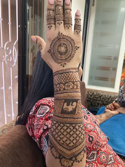 This design shows how you can have different motifs on each hand. One hand has a mandala with an elephant, while the arm has more traditional bands.