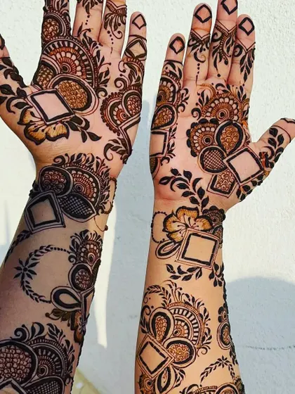 A clear, close-up shot of the Dubai pattern, showing the combination of geometric and floral motifs.