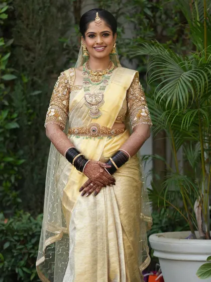 The full look of the bride's elegant and classic muhurtham attire.