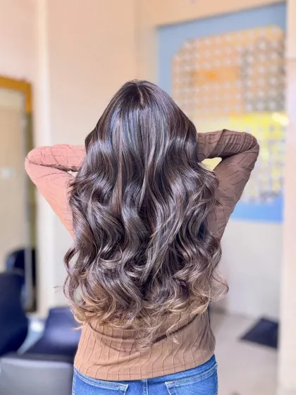 The soft curls enhance the multi-tonal effect of this luxurious and wearable hair color.
