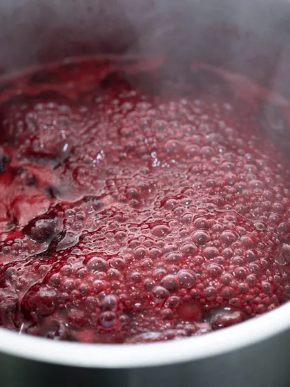 A bubbling berry compote. We teach you how to make delicious fruit fillings from scratch to elevate your cakes and tarts.