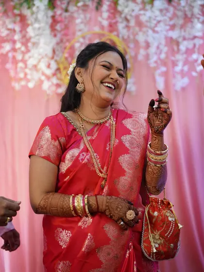 A candid laugh is the best accessory. This bride's makeup is designed to be light and comfortable, allowing her to enjoy every moment of her special day.