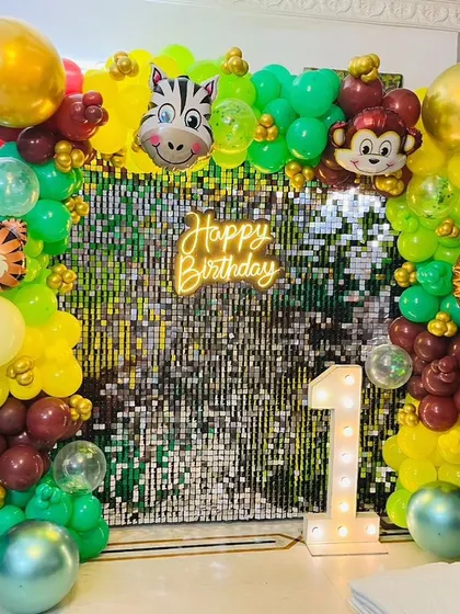 The full jungle-themed balloon arch, complete with animal characters like a tiger, zebra, monkey, and lion, creating a fun and immersive atmosphere for a kid's party.