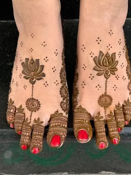A very clean and simple lotus design for the feet. The single lotus stem on each foot is modern and so elegant.