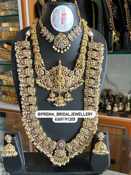 This grand bridal set features multiple layers and intricate carvings, perfect for a royal look.